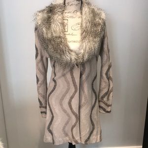 Nic & Zoe sweater with faux fur collar
